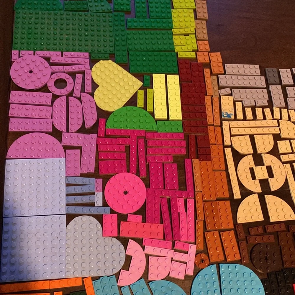 752 LEGO Pieces / Over 2 Pounds Multiple colors and sizes / Flat Legos